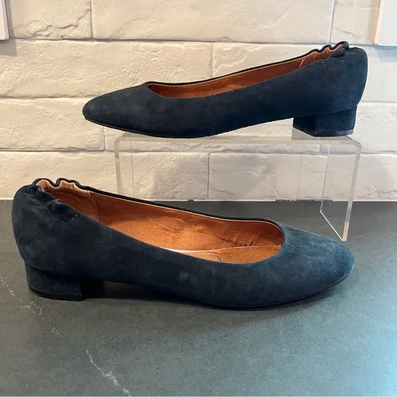 Sudini sz 8 Zable navy suede flats