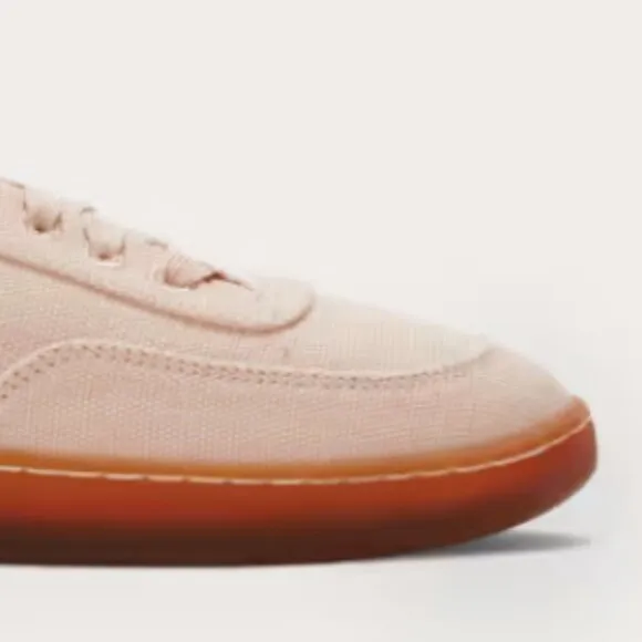 Super lightweight! The EVERLANE Tread-Bare Sneaker in Pale Pink Size 7