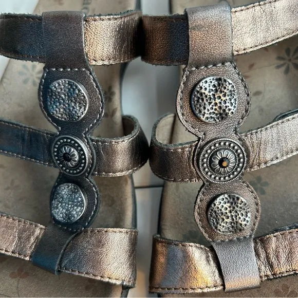 Taos Women's Bronze Prize Leather Slide Sandal in Size 10