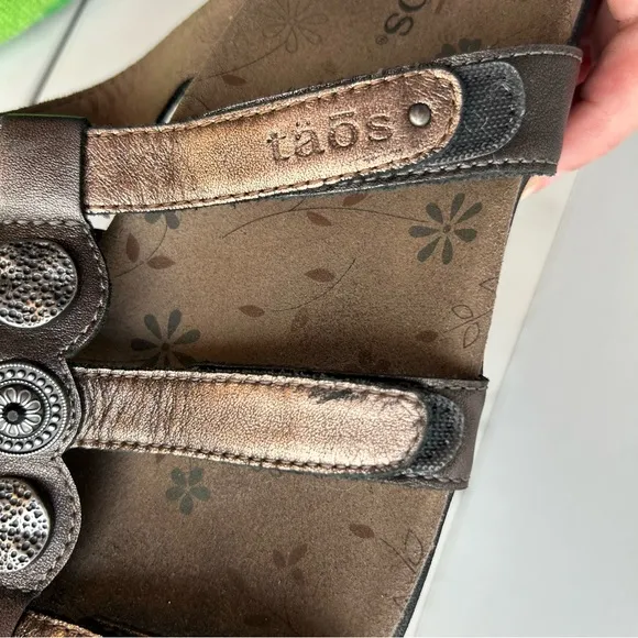 Taos Women's Bronze Prize Leather Slide Sandal in Size 10