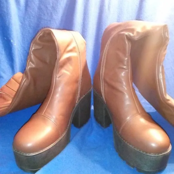 The SECRET  MOCHA SHOW  Knee High Boots ( BRAD NEW !!!! )