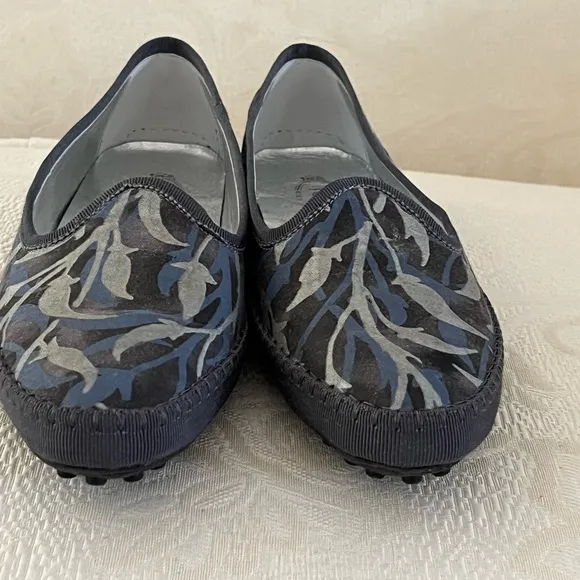 Tod‘s canvas loafers with semi pointed toes with grosgrain trim. Made in Italy.
