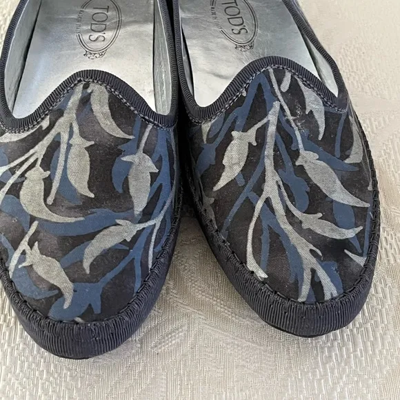 Tod‘s canvas loafers with semi pointed toes with grosgrain trim. Made in Italy.