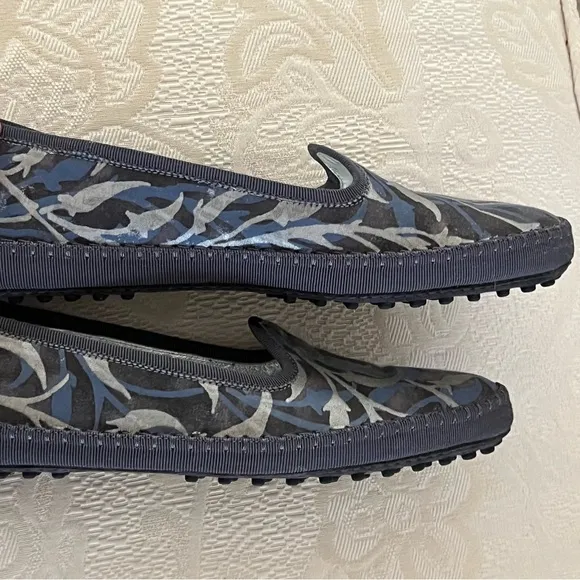 Tod‘s canvas loafers with semi pointed toes with grosgrain trim. Made in Italy.