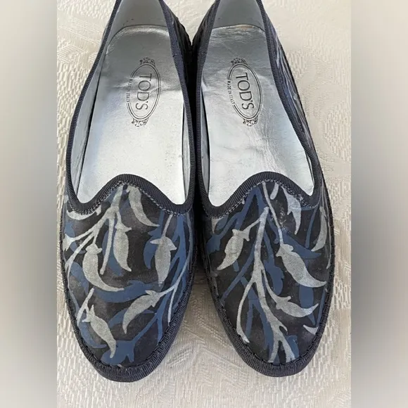 Tod‘s canvas loafers with semi pointed toes with grosgrain trim. Made in Italy.