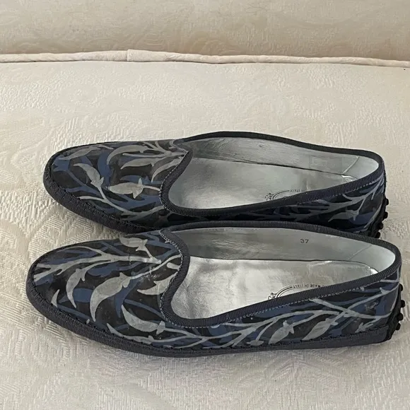 Tod‘s canvas loafers with semi pointed toes with grosgrain trim. Made in Italy.