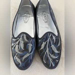 Tod‘s canvas loafers with semi pointed toes with grosgrain trim. Made in Italy.