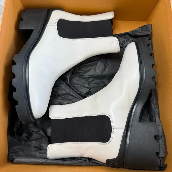 Tods Round Toe Chelsea Boots in white and black platform Lugsole size 38