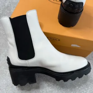 Tods Round Toe Chelsea Boots in white and black platform Lugsole size 38