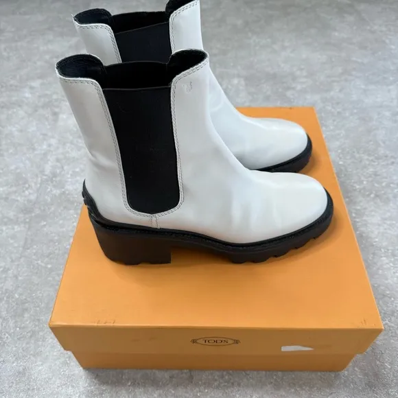 Tods Round Toe Chelsea Boots in white and black platform Lugsole size 38