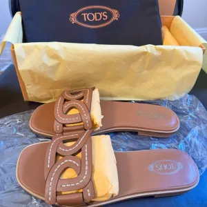 Tod‘s women’s brown leather chain sandals