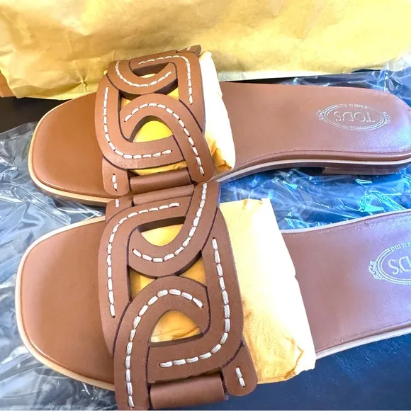 Tod‘s women’s brown leather chain sandals