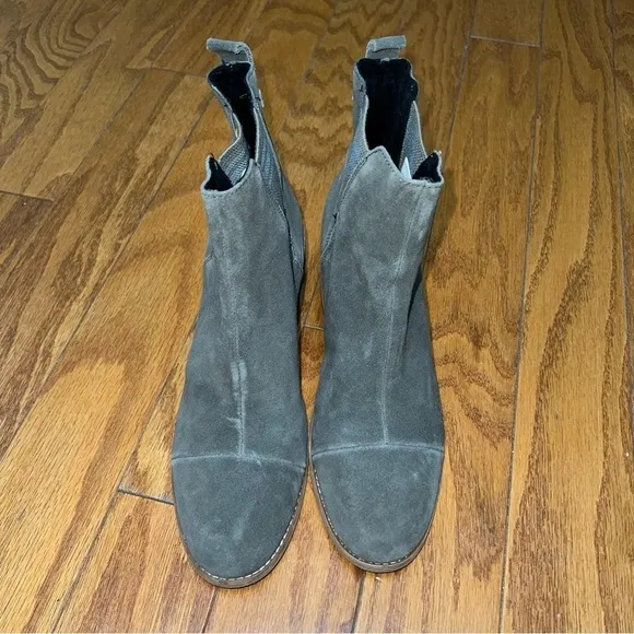 Toms Esme Tarmac Olive Green Suede Chelsea Heeled Boots Size 10