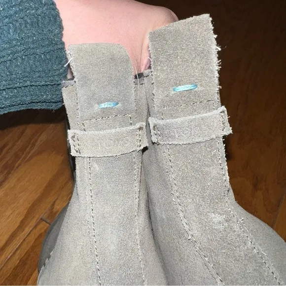Toms Esme Tarmac Olive Green Suede Chelsea Heeled Boots Size 10