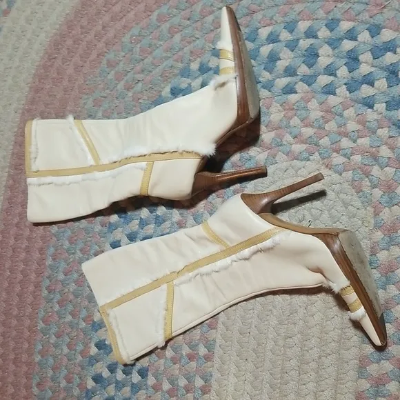TOOT YOUR OWN HORN❣️Casadei cream leather boots. Size 9 narrow