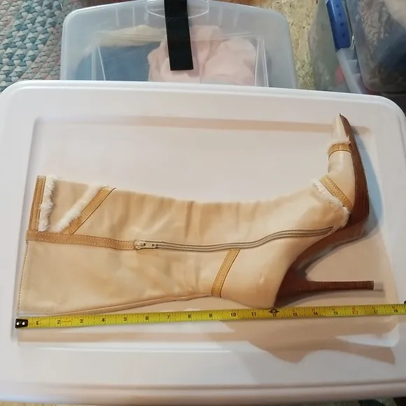 TOOT YOUR OWN HORN❣️Casadei cream leather boots. Size 9 narrow