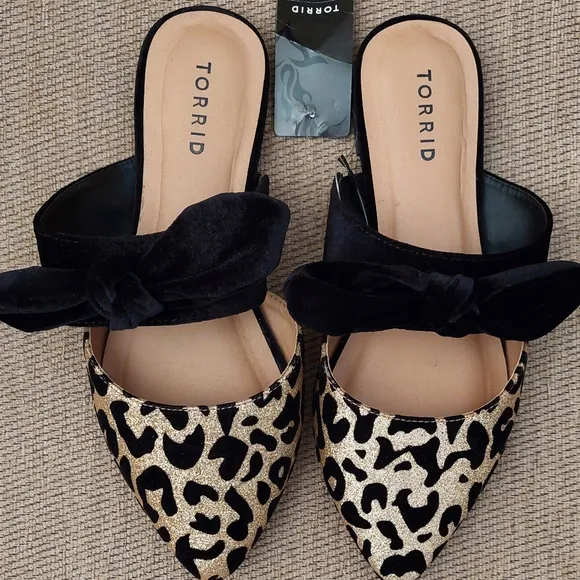 TORRID BLACK GOLD GLITTER LEOPARD PRINT SLIDES