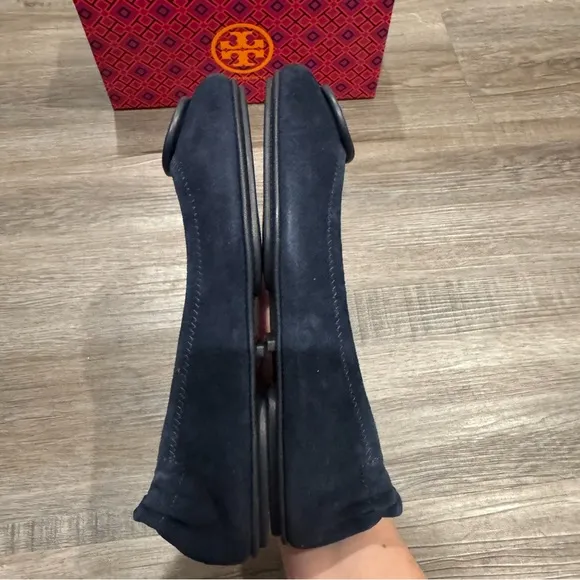 Tory Burch Minnie Travel Ballet Leather Logo Suede Round Flats in Perfect Navy