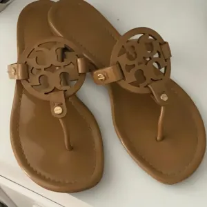 Tory Burch Patent leather tan Miller Sandals