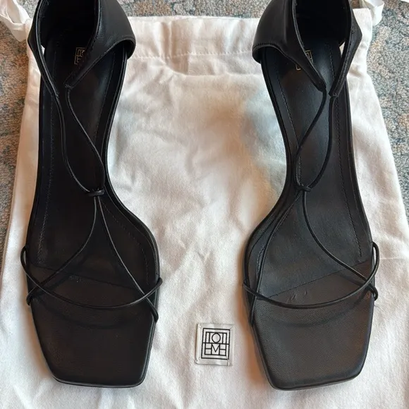 Toteme the Knot leather sandals in black (size 39)