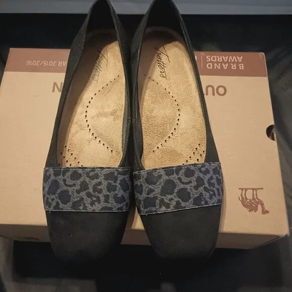 💯🔥TROTTERS SAMANTHA T1812 SUEDE FLATS WOMEN'S SIZE 8.5M, BLACK🔥🔥NEW FLOOR