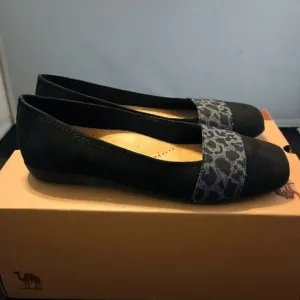 💯🔥TROTTERS SAMANTHA T1812 SUEDE FLATS WOMEN'S SIZE 8.5M, BLACK🔥🔥NEW FLOOR