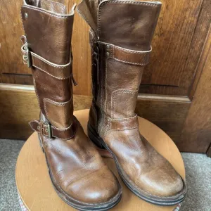 UGG Australia Brown Leather Boots w/Side Zipper Close Size 6 (S/N 1001888)