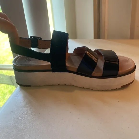 UGG Australia Women's Braelynn Sandals 1099808 Leather Patent Suede Black Powder