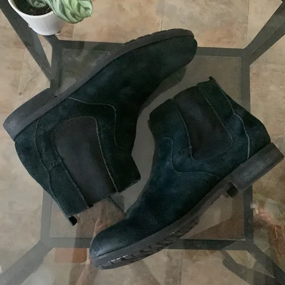 UGG Clyne Suede Ankle Chelsea Boots