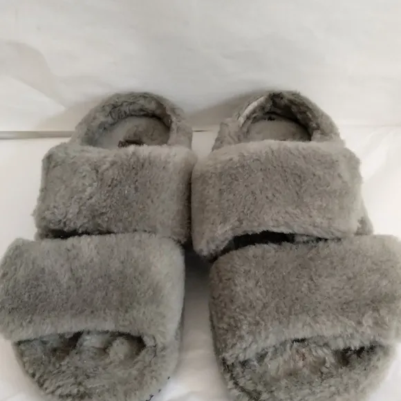 UGG fluff yeah that  slides size 8