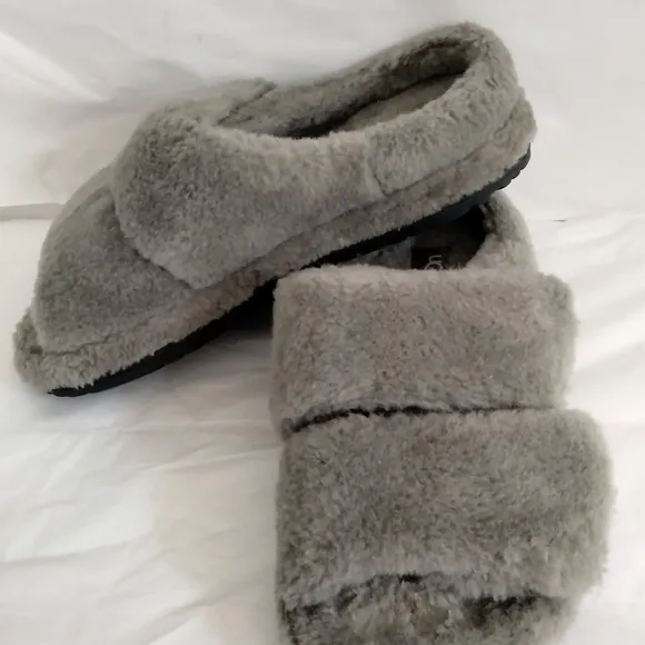 UGG fluff yeah that  slides size 8