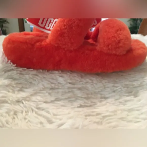 UGG Girl's Fluff Yeah Slide Slippers - LIKE NEW CONDITION!