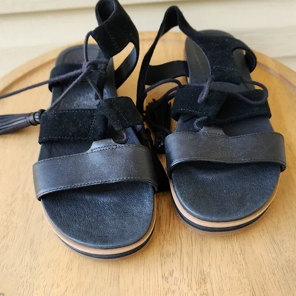 UGG Maryssa tassel black sandals size 7.5