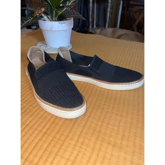 UGG Sammy, Casual Slip On Sneakers Women Size 10 Low Top Knitted Fabric Black￼