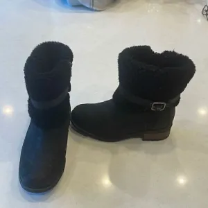 Ugg women’s boots size 6 new without tags . Side zip great soles for traction.