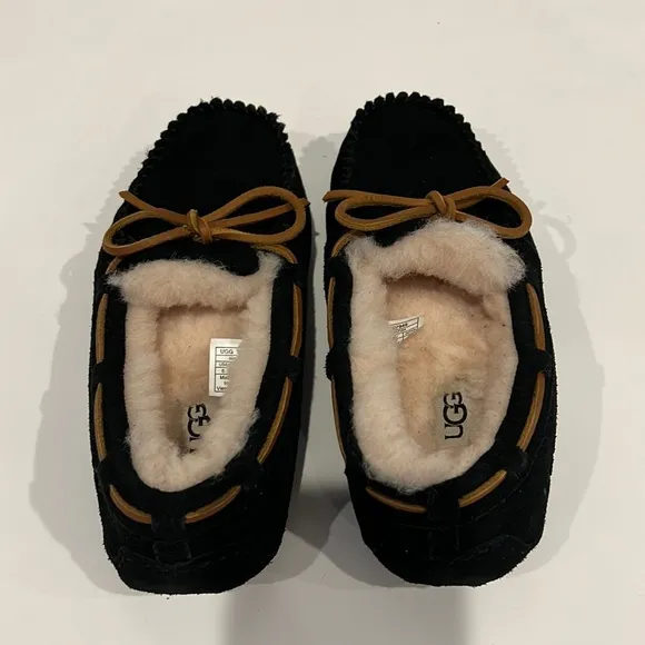 UGG womens Dakota Moccasin Slipper slides Black Suede, Size 6 NWOT
