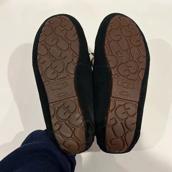 UGG womens Dakota Moccasin Slipper slides Black Suede, Size 6 NWOT