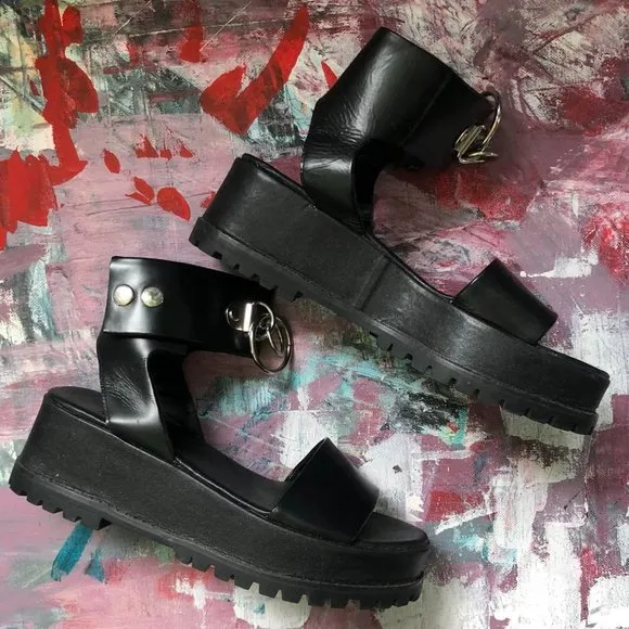 🎱☑️Unif vault chunky leather sandals with o ring detailing ☑️🎱
