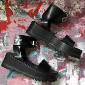 🎱☑️Unif vault chunky leather sandals with o ring detailing ☑️🎱