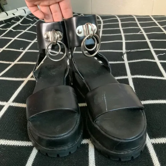 🎱☑️Unif vault chunky leather sandals with o ring detailing ☑️🎱