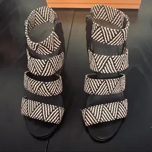 Universal Thread Elastic Strap Stacked Heel, 5.5