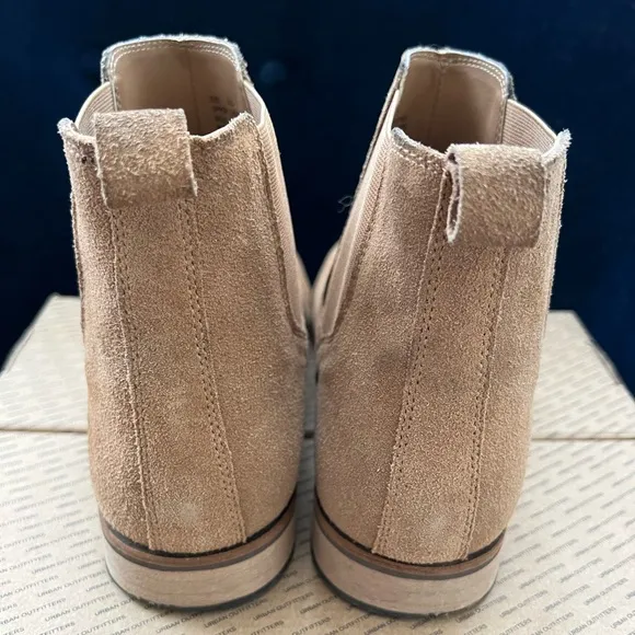 Urban Outfitters Men's Tan Suede Chelsea Boots