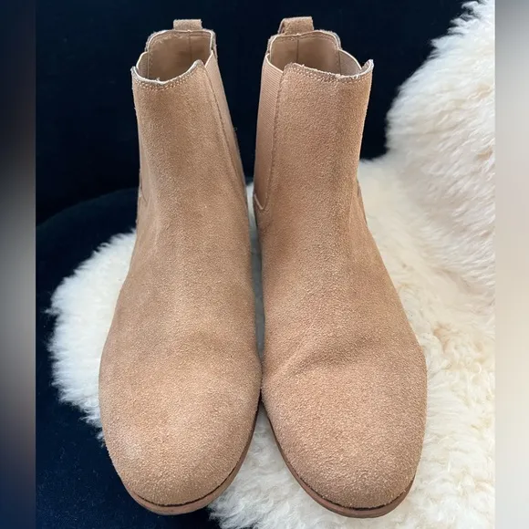 Urban Outfitters Men's Tan Suede Chelsea Boots