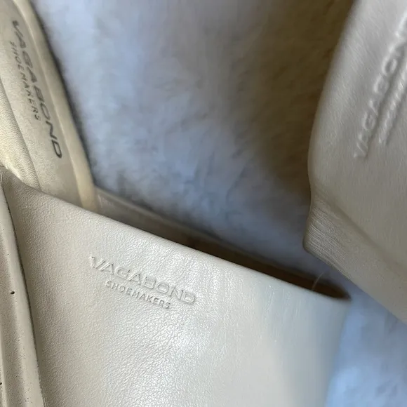 Vagabond Courtney leather sandals in off white