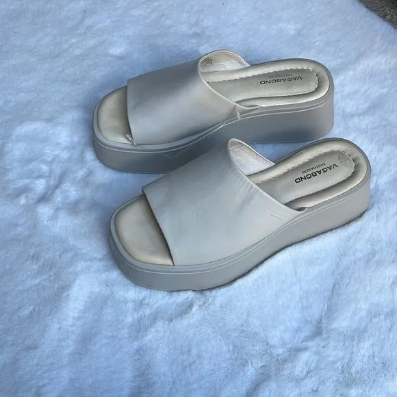 Vagabond Courtney leather sandals in off white