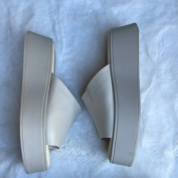 Vagabond Courtney leather sandals in off white