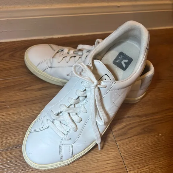 VEJA ESPLAR’ LACE UP LEATHER SNEAKERS  Size 9