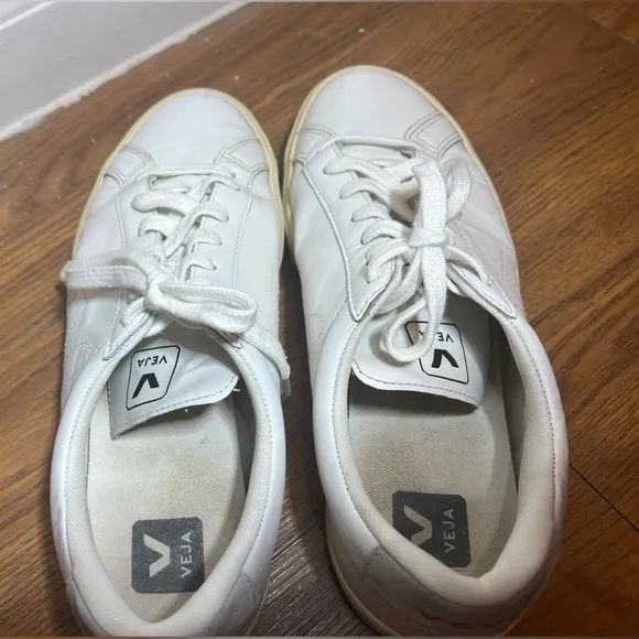 VEJA ESPLAR’ LACE UP LEATHER SNEAKERS  Size 9