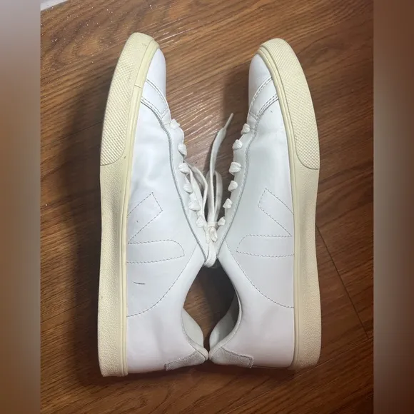 VEJA ESPLAR’ LACE UP LEATHER SNEAKERS  Size 9