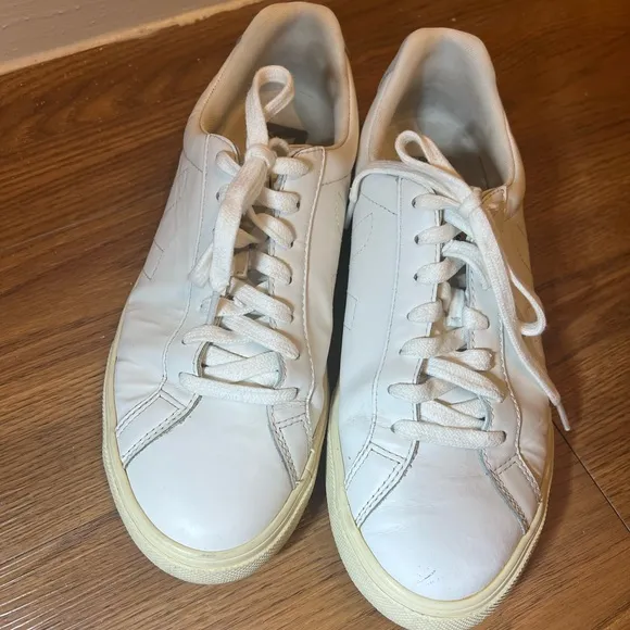 VEJA ESPLAR’ LACE UP LEATHER SNEAKERS  Size 9